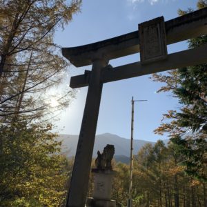 日没手前の太陽と御嶽山とある鳥居のある霊峰ラインの神々しい風景