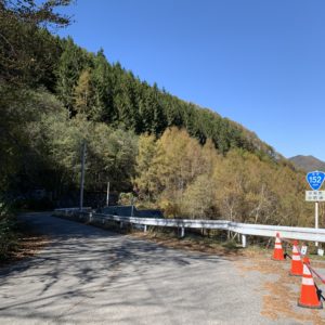 荒れ気味・酷道のR152風景