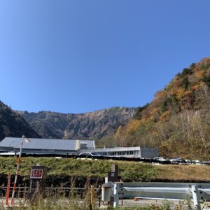 北アルプスが間近に迫る扇沢駅全景