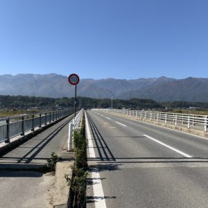 天竜川の先に迫ってくるような中央アルプスの風景