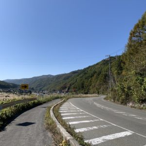 秋の紅葉づいた風景のR152