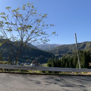 のどかな山村エリアを抜ける小川アルプスライン