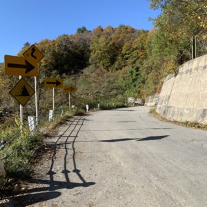 白沢洞門手前で1.5車線に