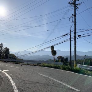 幾多の山の稜線が重なるしみじみ旅愁を感じる風景