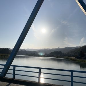 犀川にかかる橋からの幾多も重なる山の稜線風景