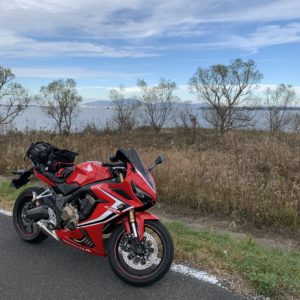 湖越しの筑波山の風景