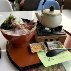 海沿いに建つ漁港食堂だいぼさんの定置網丼