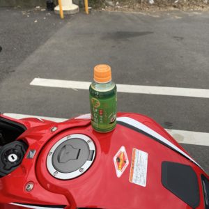 セブンで購入した一回り小さいボトルのお茶