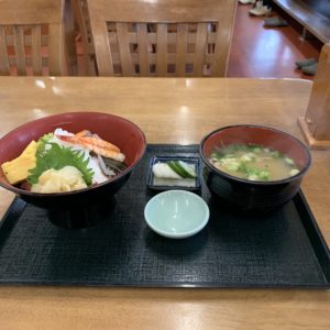 まるにの荒汁付き海鮮丼