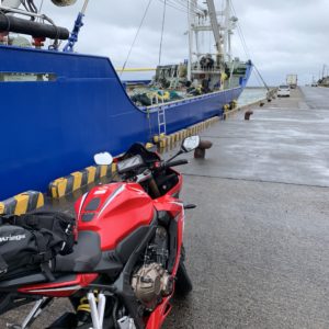 CBR650Rと遠洋漁業？の船とのショット＠銚子漁港