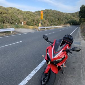 様々な色を纏った安房グリーンライン沿いの山々withCBR650R