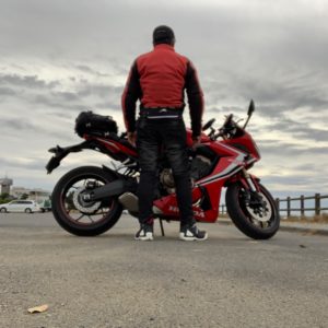 天王崎公園で一人佇むおじさんの図