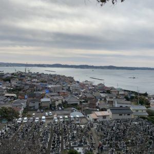 大福寺から館山を望むちょっと不思議な光景