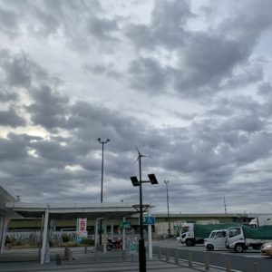 どんより空の菖蒲PAから見た空