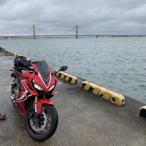 日本最長の橋「銚子大橋」をバックのCBR650R