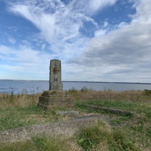 ぽつんと霞ヶ浦・水際に立つ浮島庚申塚