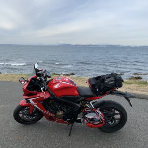 内房なぎさラインから東京湾向こうに富士山を望むwithCBR650R