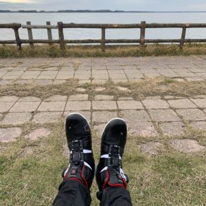 天王崎公園のベンチで一人シューズの写真を撮る。。。