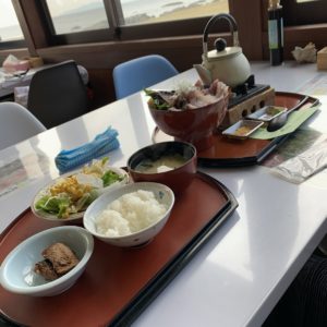 海沿いに建つ漁港食堂だいぼさんの定置網丼+ビュッフェ