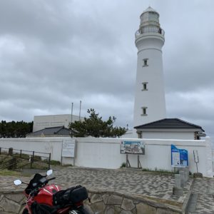 どんより空の下CBR650Rと犬吠埼灯台とのショット