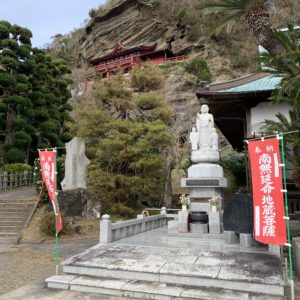 崖の上に建つ大福寺と麓のお地蔵さんショット