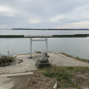 アスファルト上に建つ手賀水神宮＠霞ヶ浦