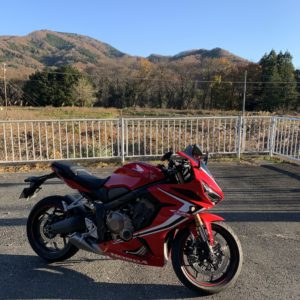 様々な色のコントラストの冬の秩父の山々withCBR650R