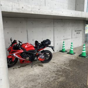 銚子信用金庫様で雨宿りするCBR650R