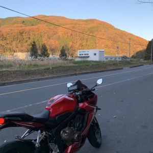 西日に鮮やかに照らされた冬の秩父の山withCBR650R