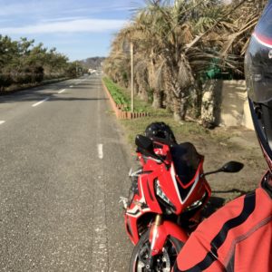 房総フラワーラインにてCBR650Rと共に。