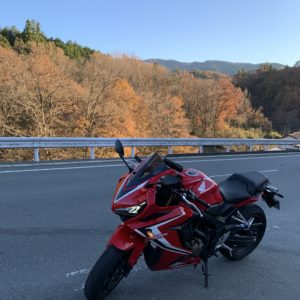 紅葉がかった冬の秩父の風景withCBR650R