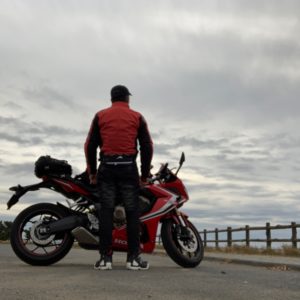 霞ヶ浦の天王崎公園で1人佇むリターンライダーちずお