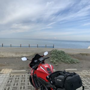館山の砂の海を味わう海沿いパーキングにてwith CBR650R