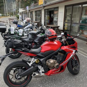 ダブルカップルのバイク2台とソロツーCBR650R@道の駅きょなん