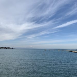 渚の駅たてやまからのエメラルドグリーンの海の眺め