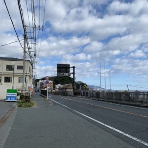 車の少ない冬の白浜通り