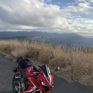 西伊豆スカイライン名無し駐車場にて走ってきた山々を眺めるwith CBR650R