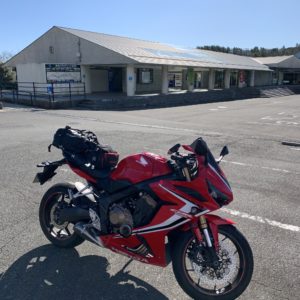 伊豆スカイラインのほぼ中央に位置するスカイポート亀石withCBR650R
