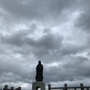 外房・勝浦の八幡岬公園の突端に建つ幻想的な銅像