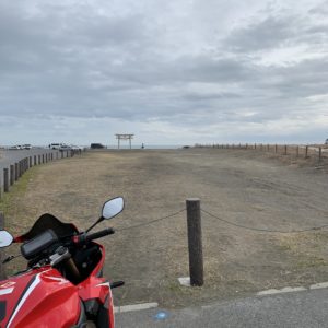 海のすぐ手前に建つ鳥居のある釣ヶ崎海岸with CBR650R