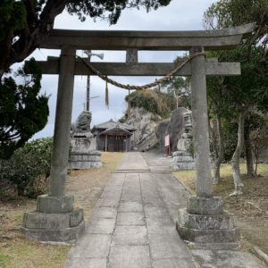 岬の上に建つ小浜八幡神社の二番目の鳥居