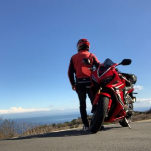 伊豆スカ玄岳駐車場から相模湾を望む僕とCBR650R
