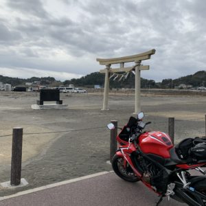柵のおかげで距離を感じる釣ヶ崎海岸の鳥居with CBR650R