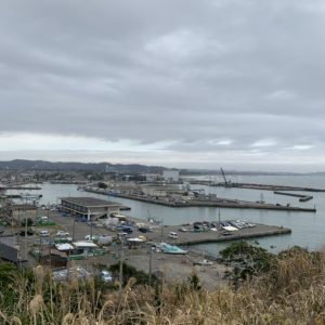 小浜八幡神社から大原漁港を望む