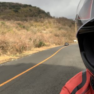 ゆとりある二車線で走りやすい登りの湯河原パークウェイにて①