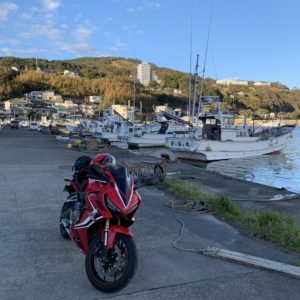 陽が沈みかけた稲取港にてwith CBR650Rて
