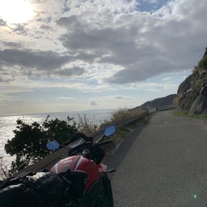 外房・勝浦の断崖シーサイドラインで陽光を浴びて走るCBR650R