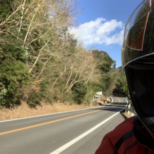 緩やかなカーブが続く爽快ロード・伊豆スカイラインの終盤にて