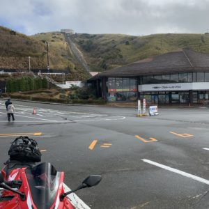 超まばらな十国峠レストハウスにて