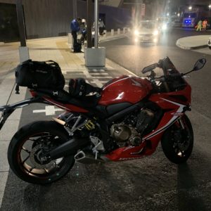 すでに辺りは真っ暗の圏央道・厚木PAにてwith CBR650R